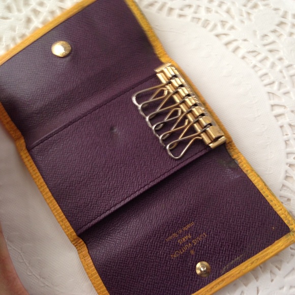 Louis Vuitton, Yellow Epi Leather 6-Hooks Key Case - Picture 6 of 8